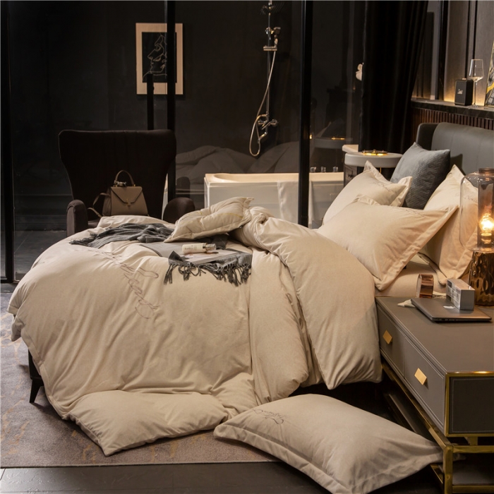 91家纺网 家纺一手货源 找家纺 金奇达 2019新款拉舍尔棉绒绣花款四件套 字母浅米