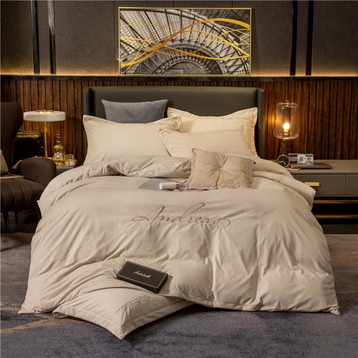 91家纺网 家纺一手货源 找家纺 金奇达 2019新款拉舍尔棉绒绣花款四件套 字母浅米