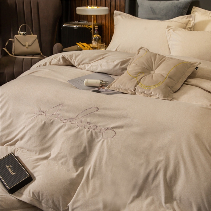 91家纺网 家纺一手货源 找家纺 金奇达 2019新款拉舍尔棉绒绣花款四件套 字母浅米