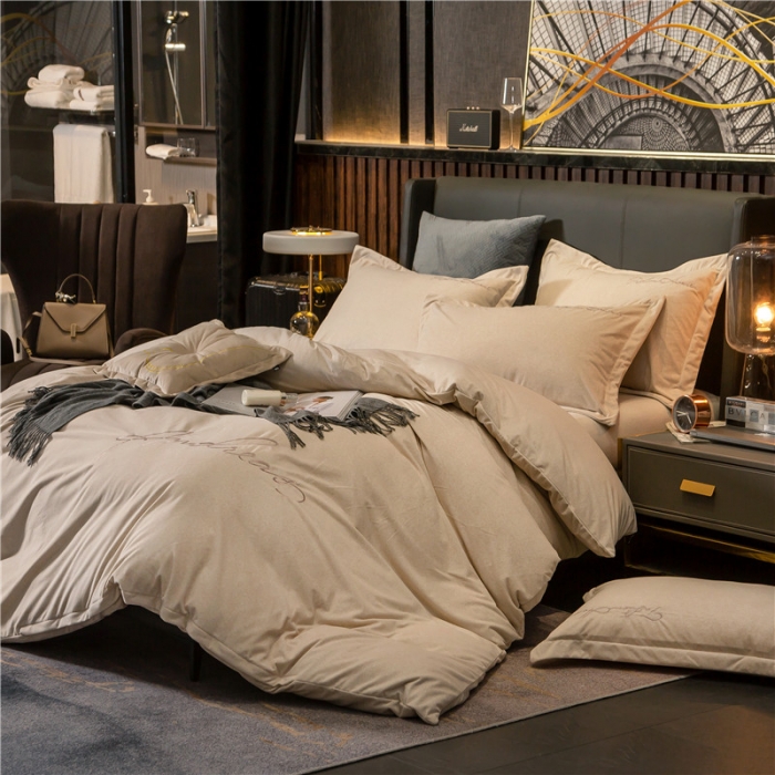 91家纺网 家纺一手货源 找家纺 金奇达 2019新款拉舍尔棉绒绣花款四件套 字母浅米