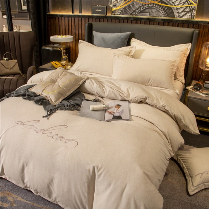 91家纺网 家纺一手货源 找家纺 金奇达 2019新款拉舍尔棉绒绣花款四件套 字母浅米