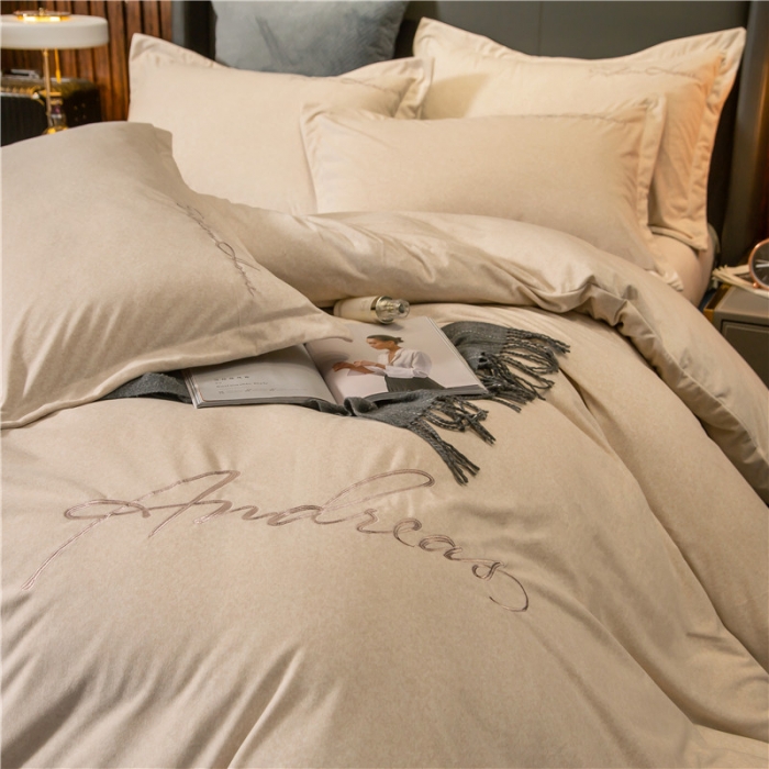 91家纺网 家纺一手货源 找家纺 金奇达 2019新款拉舍尔棉绒绣花款四件套 字母浅米