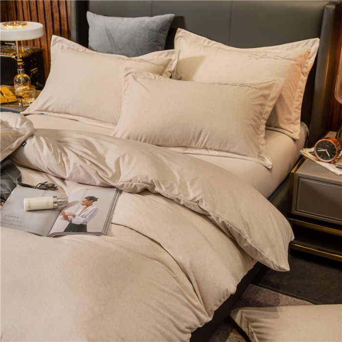 91家纺网 家纺一手货源 找家纺 金奇达 2019新款拉舍尔棉绒绣花款四件套 字母浅米