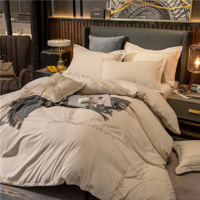 91家纺网 家纺一手货源 找家纺 金奇达 2019新款拉舍尔棉绒绣花款四件套 字母浅米