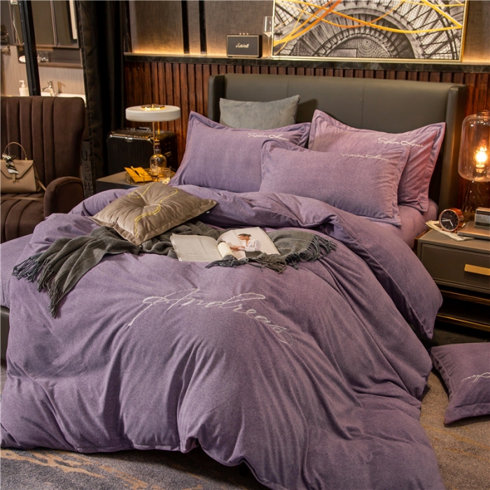 91家纺网 家纺一手货源 找家纺 金奇达 2019新款拉舍尔棉绒绣花款四件套 字母深紫