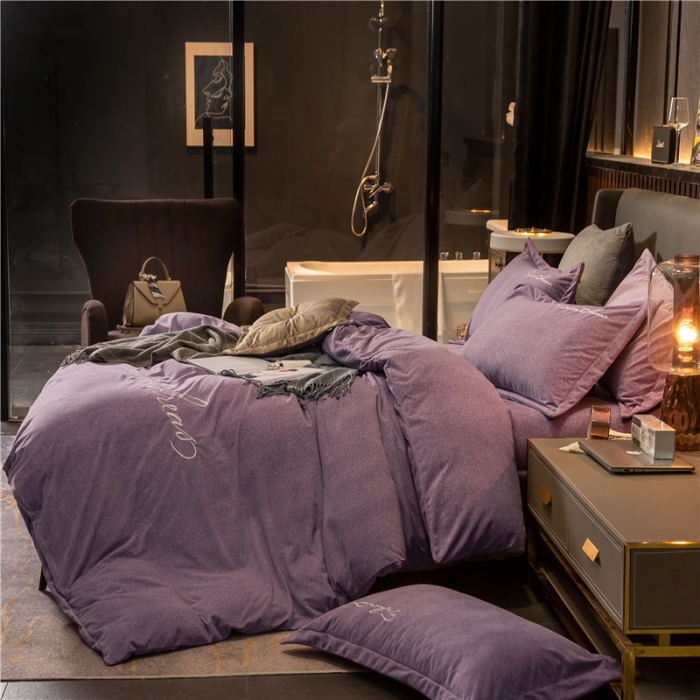 91家纺网 家纺一手货源 找家纺 金奇达 2019新款拉舍尔棉绒绣花款四件套 字母深紫
