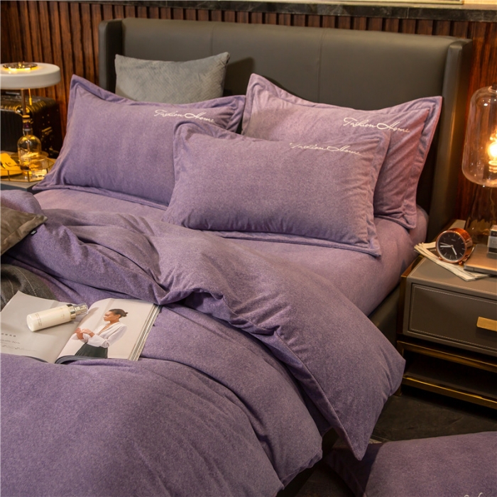 91家纺网 家纺一手货源 找家纺 金奇达 2019新款拉舍尔棉绒绣花款四件套 字母深紫