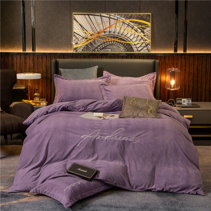 91家纺网 家纺一手货源 找家纺 金奇达 2019新款拉舍尔棉绒绣花款四件套 字母深紫