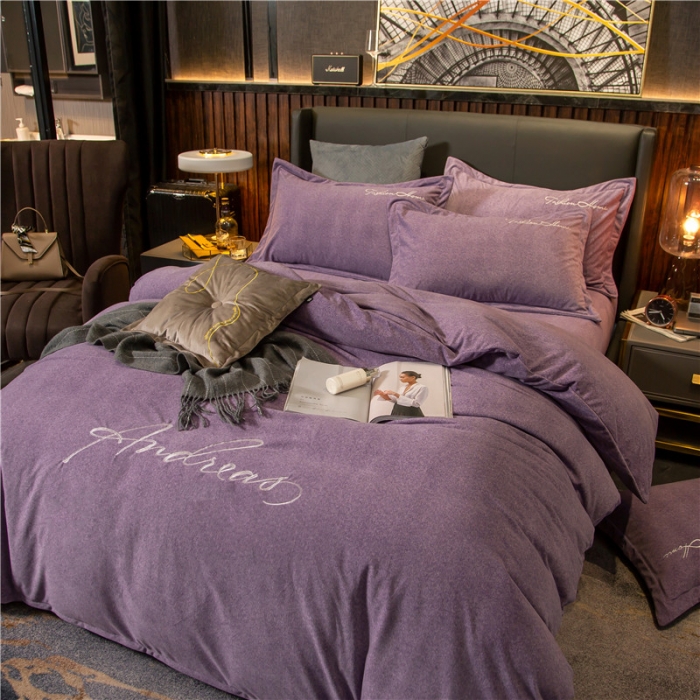 91家纺网 家纺一手货源 找家纺 金奇达 2019新款拉舍尔棉绒绣花款四件套 字母深紫