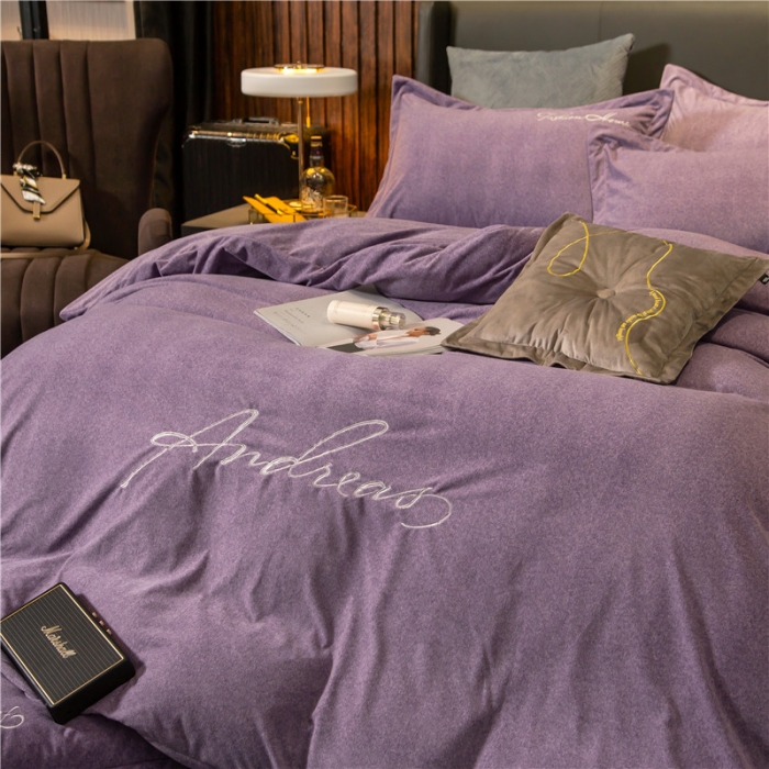 91家纺网 家纺一手货源 找家纺 金奇达 2019新款拉舍尔棉绒绣花款四件套 字母深紫