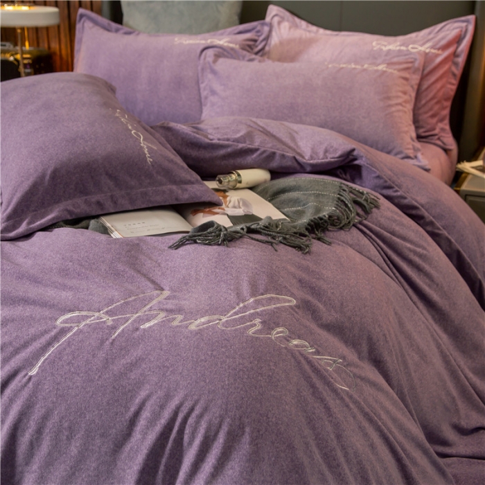 91家纺网 家纺一手货源 找家纺 金奇达 2019新款拉舍尔棉绒绣花款四件套 字母深紫