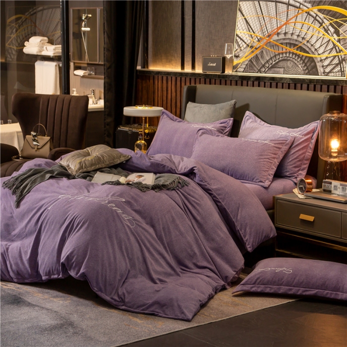 91家纺网 家纺一手货源 找家纺 金奇达 2019新款拉舍尔棉绒绣花款四件套 字母深紫