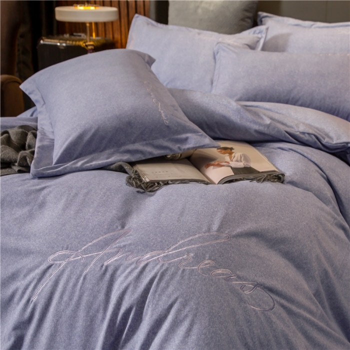 91家纺网 家纺一手货源 找家纺 金奇达 2019新款拉舍尔棉绒绣花款四件套 字母雪青