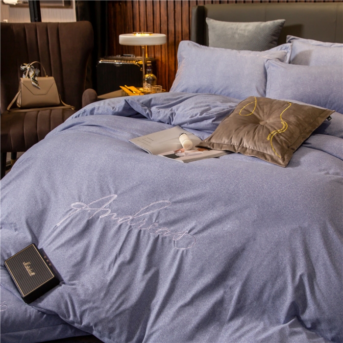 91家纺网 家纺一手货源 找家纺 金奇达 2019新款拉舍尔棉绒绣花款四件套 字母雪青