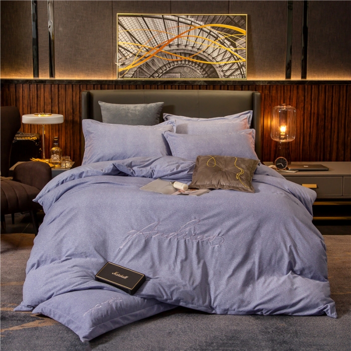 91家纺网 家纺一手货源 找家纺 金奇达 2019新款拉舍尔棉绒绣花款四件套 字母雪青