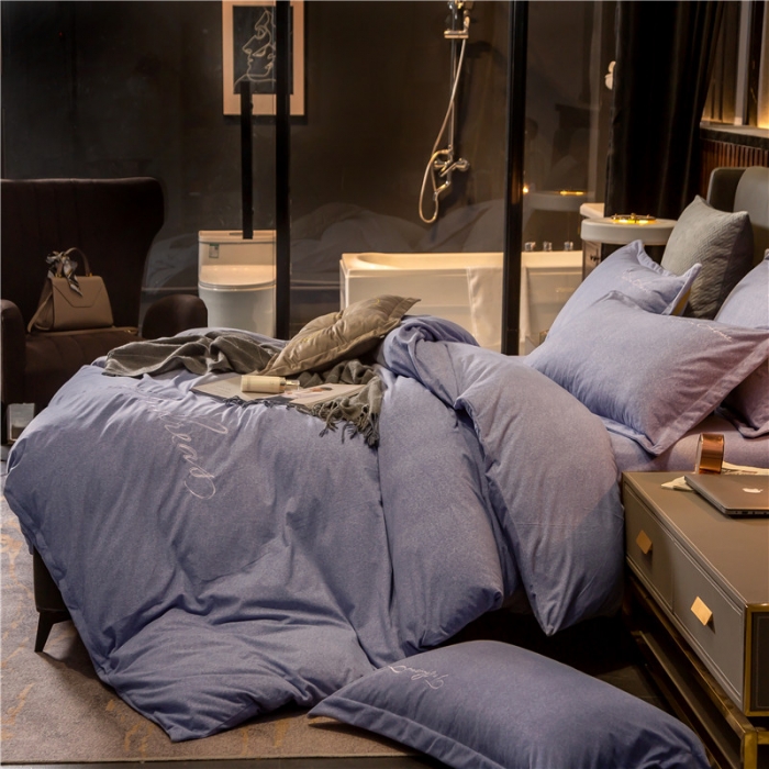 91家纺网 家纺一手货源 找家纺 金奇达 2019新款拉舍尔棉绒绣花款四件套 字母雪青