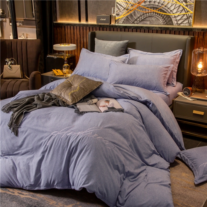 91家纺网 家纺一手货源 找家纺 金奇达 2019新款拉舍尔棉绒绣花款四件套 字母雪青