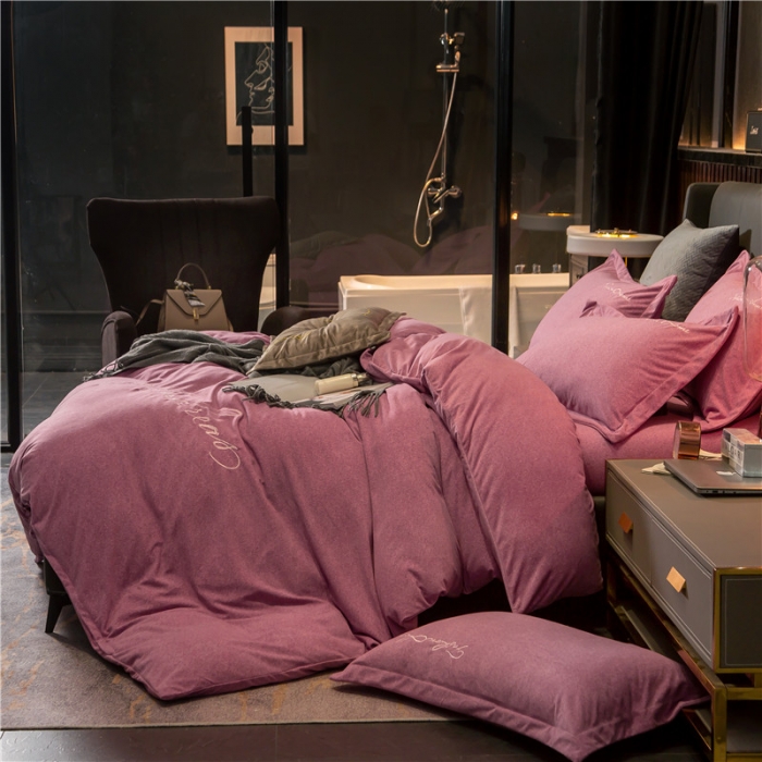 91家纺网 家纺一手货源 找家纺 金奇达 2019新款拉舍尔棉绒绣花款四件套 字母豆沙