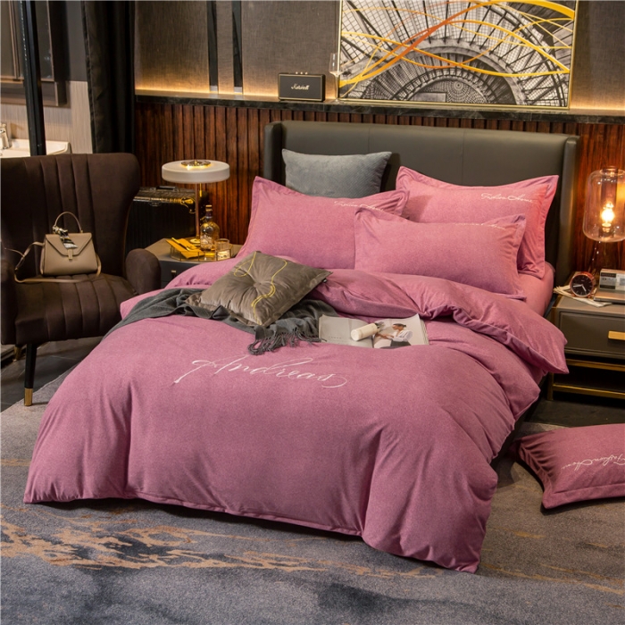 91家纺网 家纺一手货源 找家纺 金奇达 2019新款拉舍尔棉绒绣花款四件套 字母豆沙