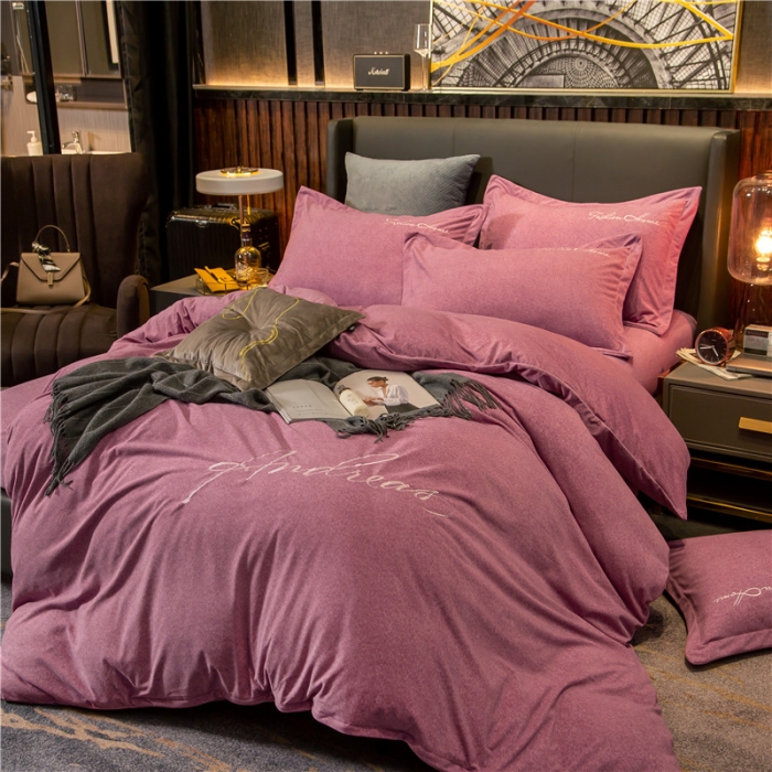 91家纺网 家纺一手货源 找家纺 金奇达 2019新款拉舍尔棉绒绣花款四件套 字母豆沙