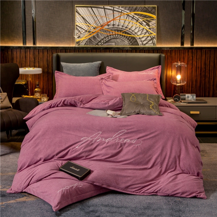 91家纺网 家纺一手货源 找家纺 金奇达 2019新款拉舍尔棉绒绣花款四件套 字母豆沙