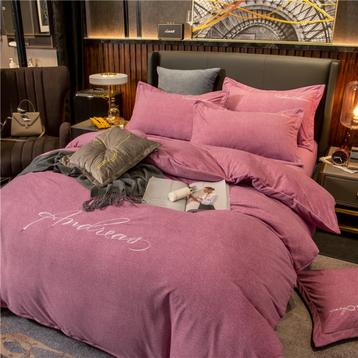 91家纺网 家纺一手货源 找家纺 金奇达 2019新款拉舍尔棉绒绣花款四件套 字母豆沙