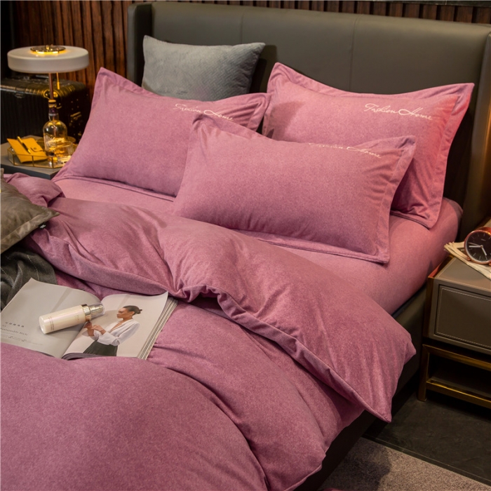 91家纺网 家纺一手货源 找家纺 金奇达 2019新款拉舍尔棉绒绣花款四件套 字母豆沙