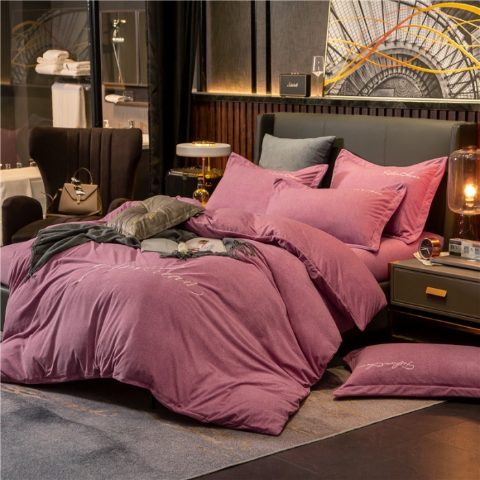 91家纺网 家纺一手货源 找家纺 金奇达 2019新款拉舍尔棉绒绣花款四件套 字母豆沙