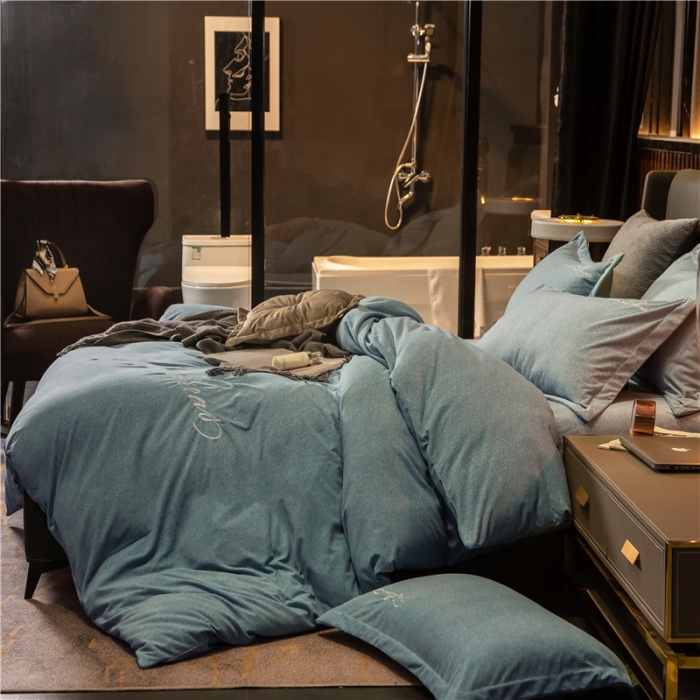 91家纺网 家纺一手货源 找家纺 金奇达 2019新款拉舍尔棉绒绣花款四件套 字母湖蓝