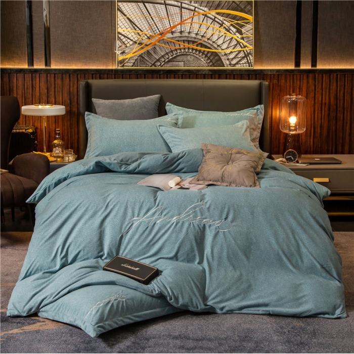 91家纺网 家纺一手货源 找家纺 金奇达 2019新款拉舍尔棉绒绣花款四件套 字母湖蓝