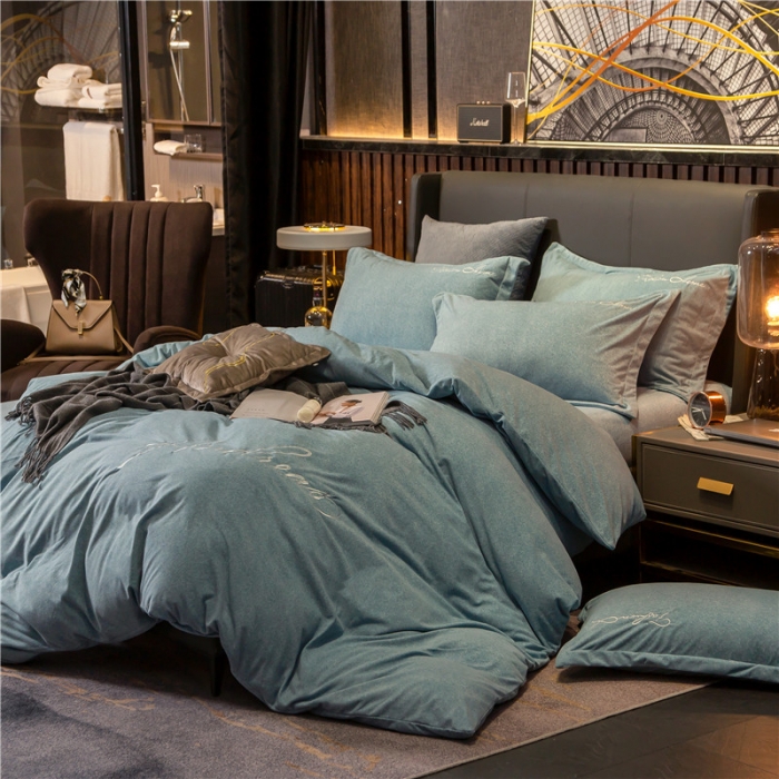 91家纺网 家纺一手货源 找家纺 金奇达 2019新款拉舍尔棉绒绣花款四件套 字母湖蓝