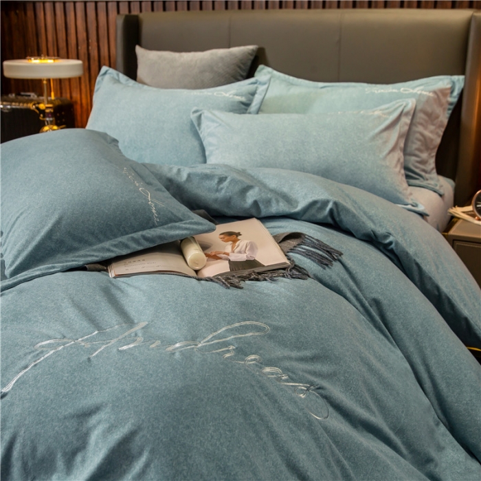 91家纺网 家纺一手货源 找家纺 金奇达 2019新款拉舍尔棉绒绣花款四件套 字母湖蓝