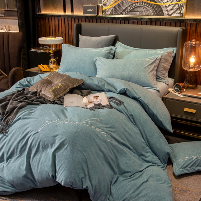 91家纺网 家纺一手货源 找家纺 金奇达 2019新款拉舍尔棉绒绣花款四件套 字母湖蓝