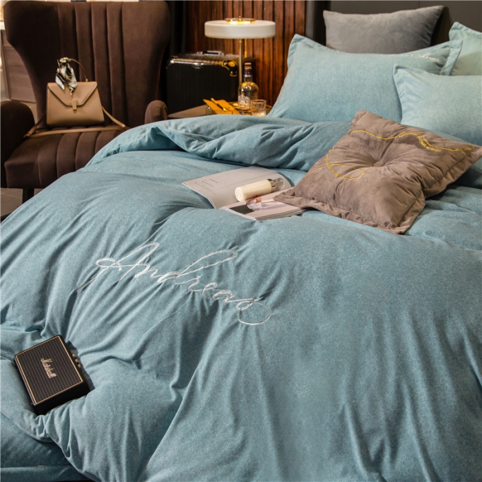 91家纺网 家纺一手货源 找家纺 金奇达 2019新款拉舍尔棉绒绣花款四件套 字母湖蓝