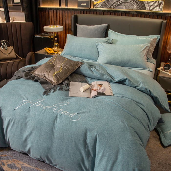 91家纺网 家纺一手货源 找家纺 金奇达 2019新款拉舍尔棉绒绣花款四件套 字母湖蓝