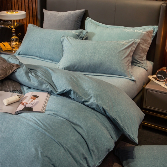 91家纺网 家纺一手货源 找家纺 金奇达 2019新款拉舍尔棉绒绣花款四件套 字母湖蓝