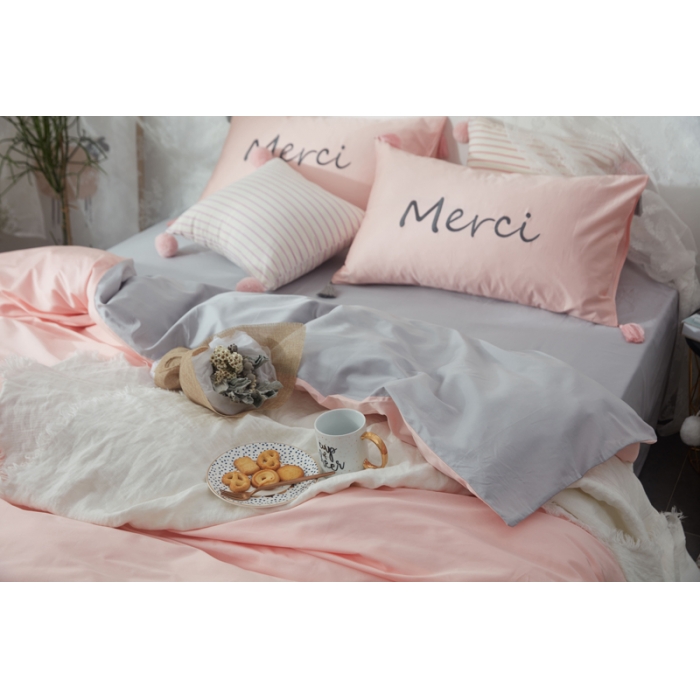 91家纺网 家纺一手货源 找家纺 优然居家纺  60长绒棉文艺双拼撞色刺绣系列四件套粉灰