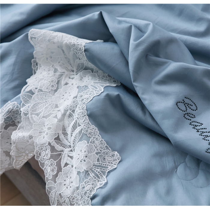 91家纺网 家纺一手货源 找家纺 优然居家纺 2018长绒棉蕾丝花边公主风格夏被 雾霾蓝