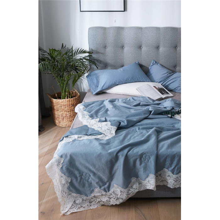 91家纺网 家纺一手货源 找家纺 优然居家纺 2018长绒棉蕾丝花边公主风格夏被 雾霾蓝