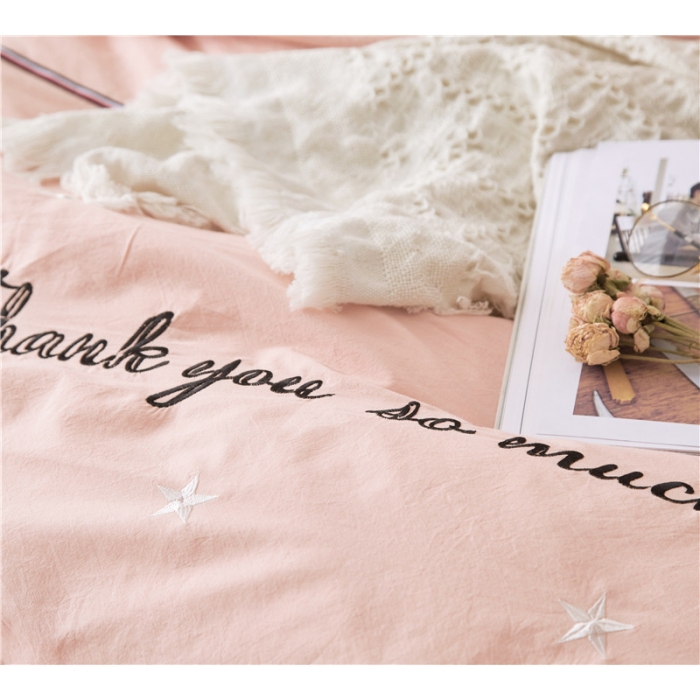 91家纺网 家纺一手货源 找家纺 优然居家居 2018赫尔风水洗刺绣款四件套 赫本粉