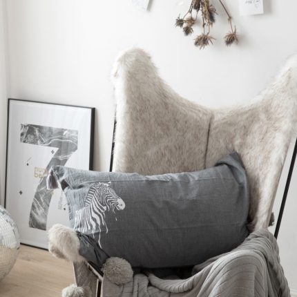 91家纺网 家纺一手货源 找家纺 例外Home 2020单品小物流苏枕套48*74一只斑马灰