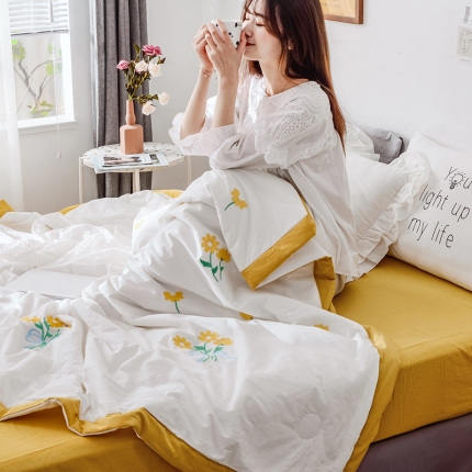 91家纺网 家纺一手货源 找家纺 例外Home 2020新款水洗棉绣花夏被 雏菊白