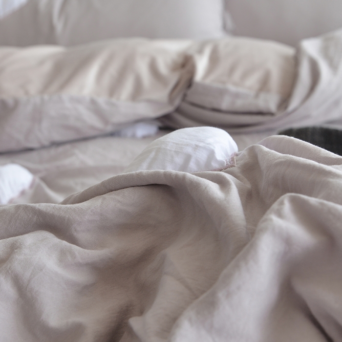 91家纺网 家纺一手货源 找家纺 艾米家居 韩版公主风水洗棉+水晶绒立体绣四件套  气质灰