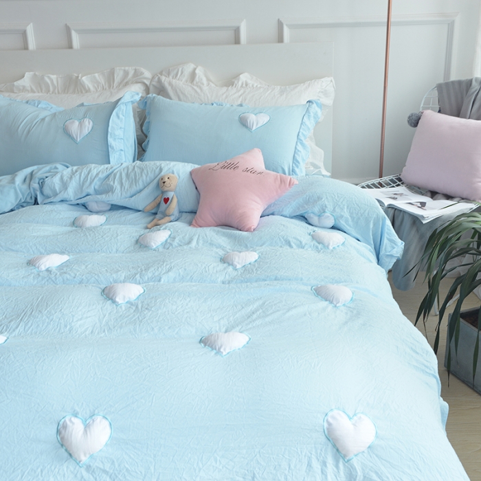 91家纺网 家纺一手货源 找家纺 艾米家居 韩版公主风水洗棉+水晶绒立体绣四件套  天空蓝