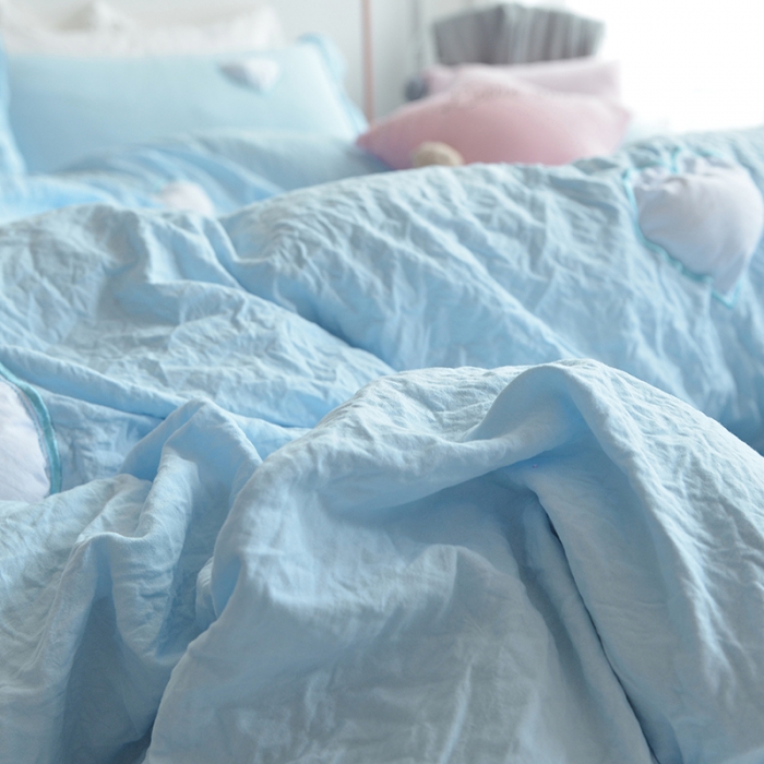 91家纺网 家纺一手货源 找家纺 艾米家居 韩版公主风水洗棉+水晶绒立体绣四件套  天空蓝