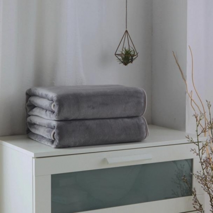 91家纺网 家纺一手货源 找家纺 来菲毛毯 320克金貂绒纯色毛毯1.5公斤加厚盖毯子水银灰