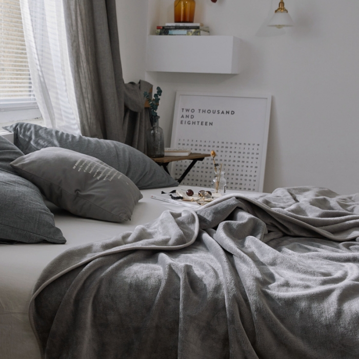 91家纺网 家纺一手货源 找家纺 来菲毛毯 320克金貂绒纯色毛毯1.5公斤加厚盖毯子水银灰