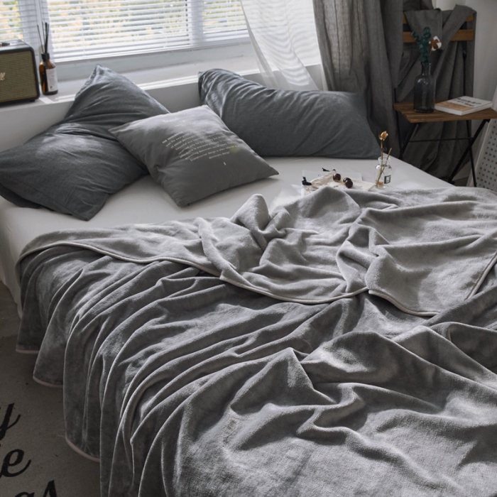 91家纺网 家纺一手货源 找家纺 来菲毛毯 320克金貂绒纯色毛毯1.5公斤加厚盖毯子水银灰