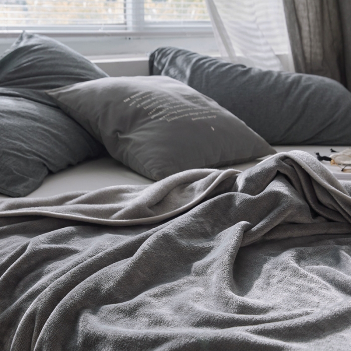 91家纺网 家纺一手货源 找家纺 来菲毛毯 320克金貂绒纯色毛毯1.5公斤加厚盖毯子水银灰