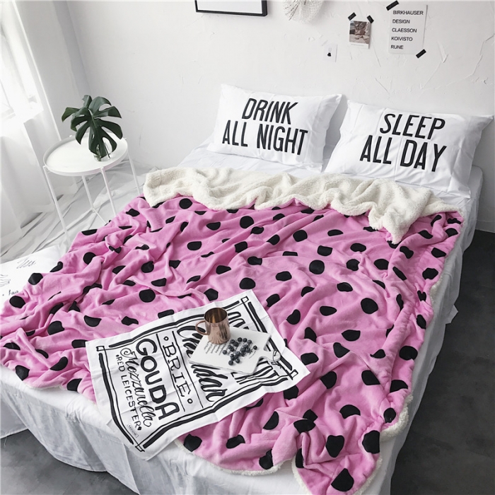 91家纺网 家纺一手货源 找家纺 2017新款爆款羊羔绒毯粉波点